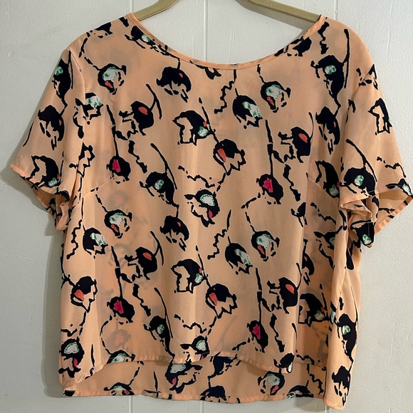 Soprano - Peach top w/ navy tulip pattern - Unique open back cutout - Size L - Picture 3 of 3